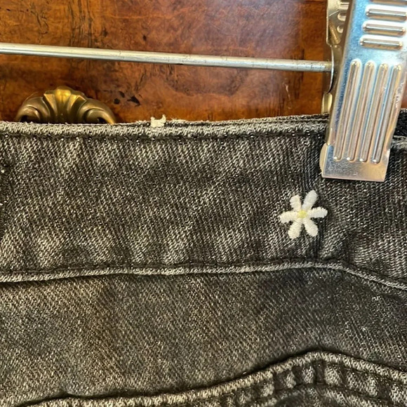 Pacsun mom short black shorts with daisys all over them - Picture 6 of 14